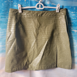 Pretty Little Thing NWT Faux Croc khaki .‎ Mini Skirt Size 10
